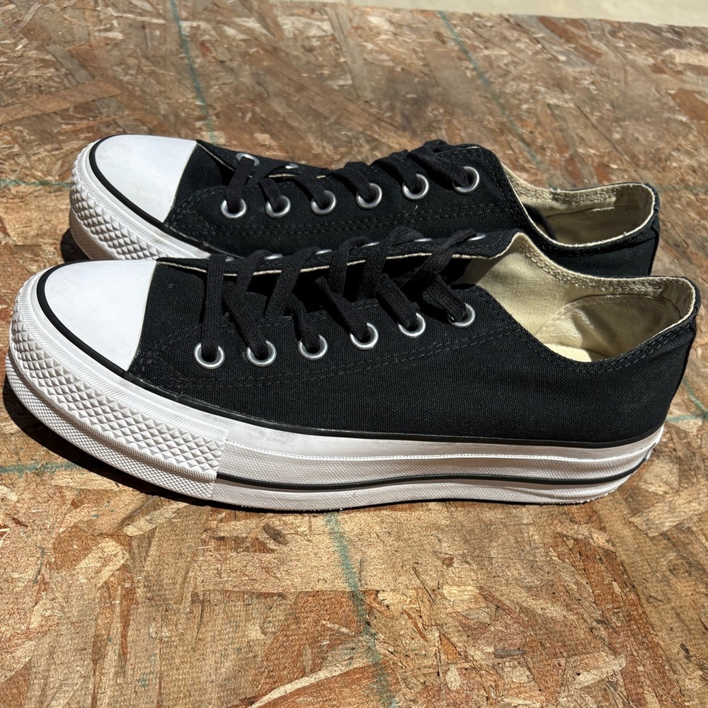 Converse Classic Black Canvas Sneakers. Great condition- Sz 8 women’s - Picture 10 of 12